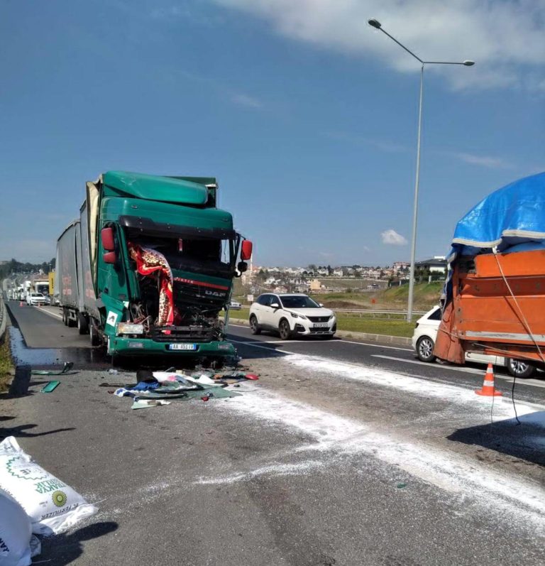 TIR, Kırmızı Işıkta Bekleyen Araçlara Çarptı: 1 Yaralı