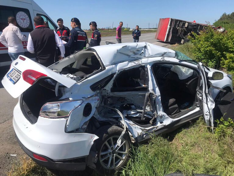 Kamyonun Çarptığı Araç Hurdaya Döndü: 1 Yaralı