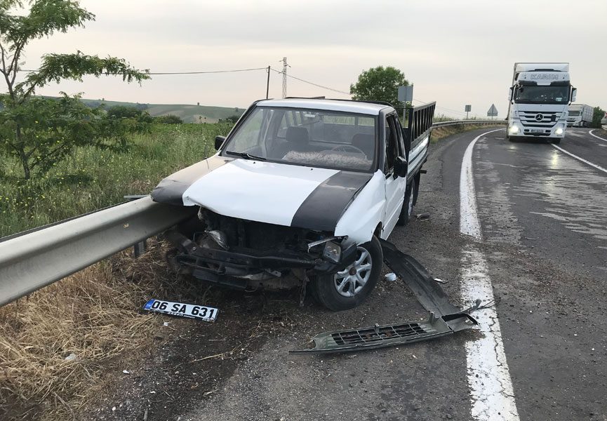 Alkollü Sürücü Bariyere Çarptı: 2 Yaralı! Alkollü Sürücü Bariyere Çarptı: 2 Yaralı!