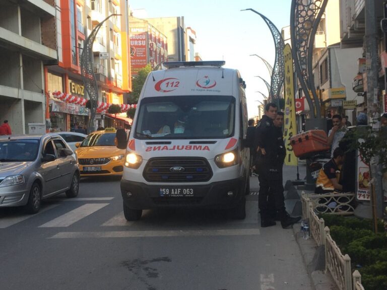Moto Kurye Geçitte Yayalara çarptı: 2 Yaralı