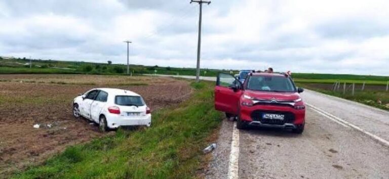 Tarlaya Devrilen Otomobilde 4 Kişi Yaralandı