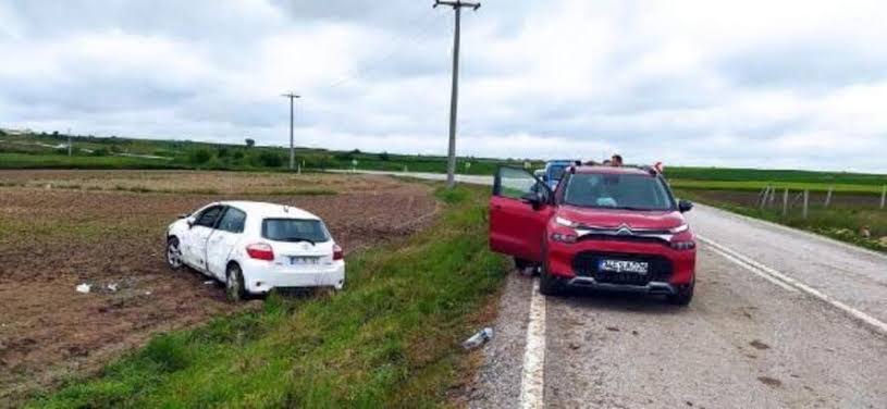 Tarlaya Devrilen Otomobilde 4 Kişi Yaralandı Tarlaya Devrilen Otomobilde 4 Kişi Yaralandı