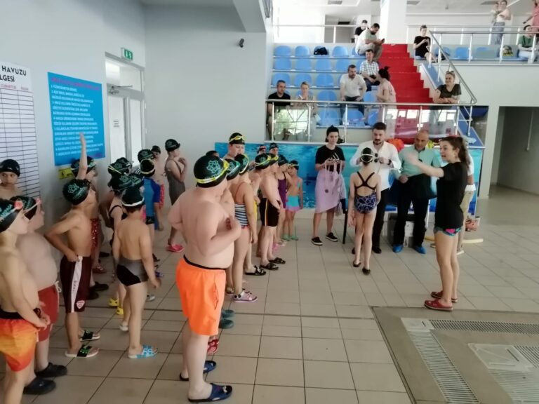 Süleymanpaşa Belediyesi Kış Okulu 90 öğrenciye yüzme öğretti