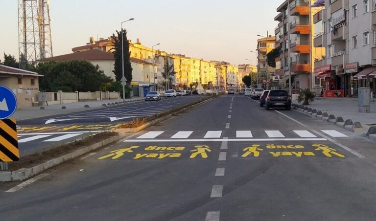 YAYA YOLU UYGULAMALARI VE KASİS İŞARETLEME ÇALIŞMALARI SÜRÜYOR