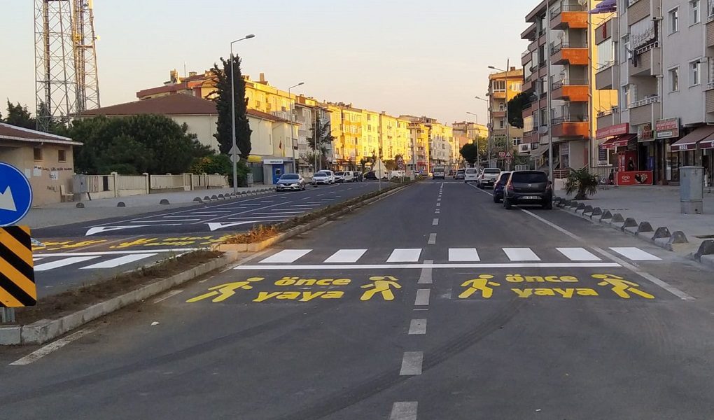YAYA YOLU UYGULAMALARI VE KASİS İŞARETLEME ÇALIŞMALARI SÜRÜYOR YAYA YOLU UYGULAMALARI VE KASİS İŞARETLEME ÇALIŞMALARI SÜRÜYOR