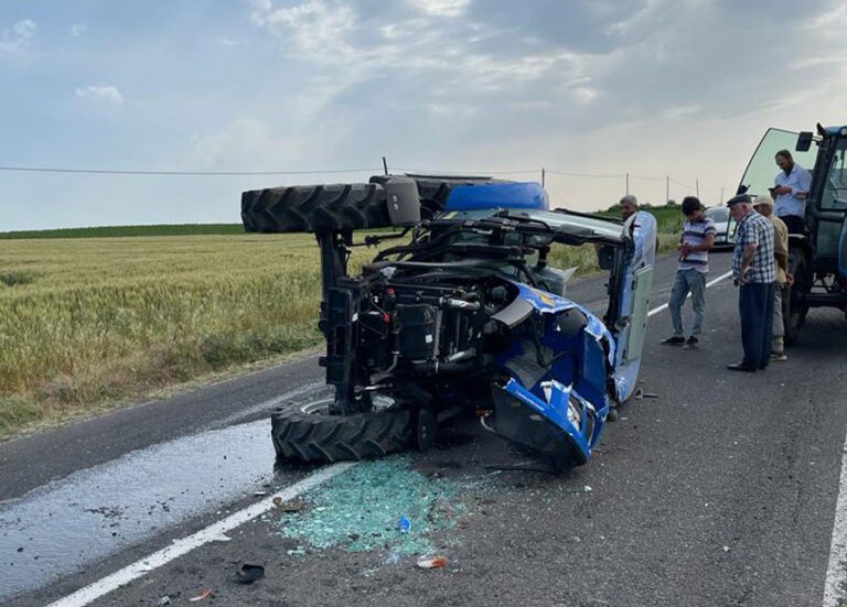 Devrilen Traktörün Altında Kaldı: 1 Yaralı