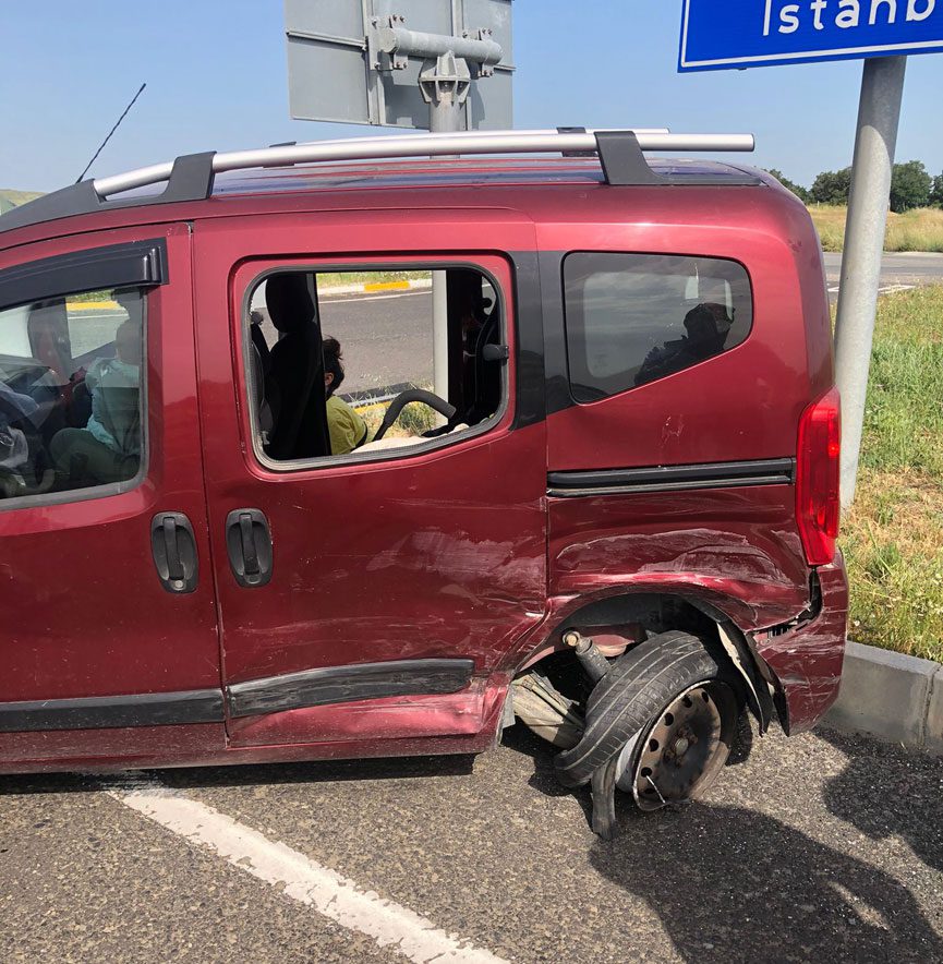 2 Araç Çarpıştı: 2 Yaralı! 2 Araç Çarpıştı: 2 Yaralı!
