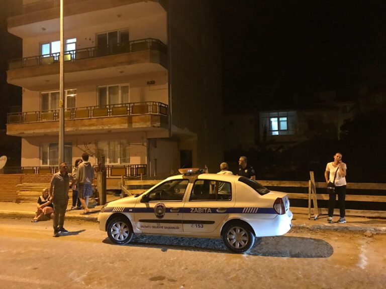 İnşaat Çalışması Toprak Kaymasına Neden Oldu: Apartman Boşaltıldı!