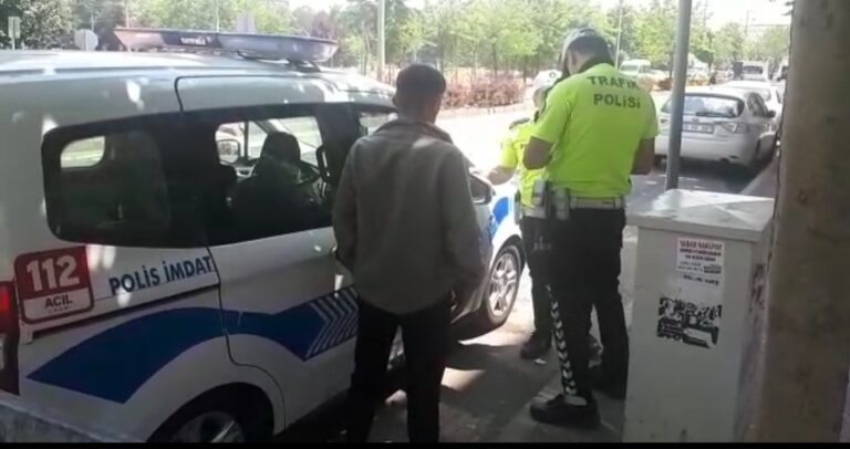Ehliyetsiz Sürücü Uygulama Noktasında Polise Çarpıp Kaçtı! Kıskıvrak Yakalandı