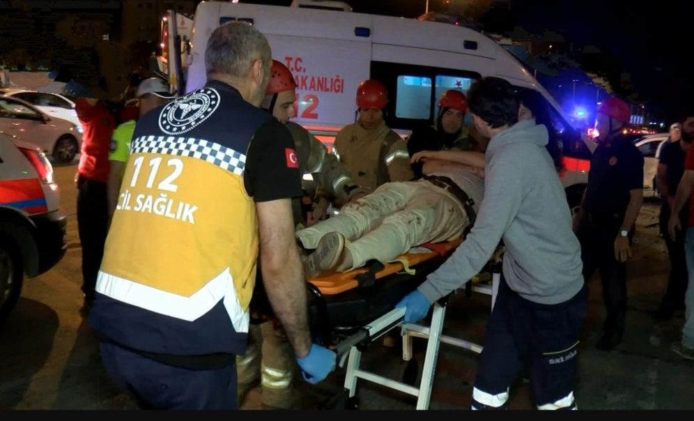 Takla Atan Aracın İçinde Sıkıştı: 1 Yaralı Takla Atan Aracın İçinde Sıkıştı: 1 Yaralı