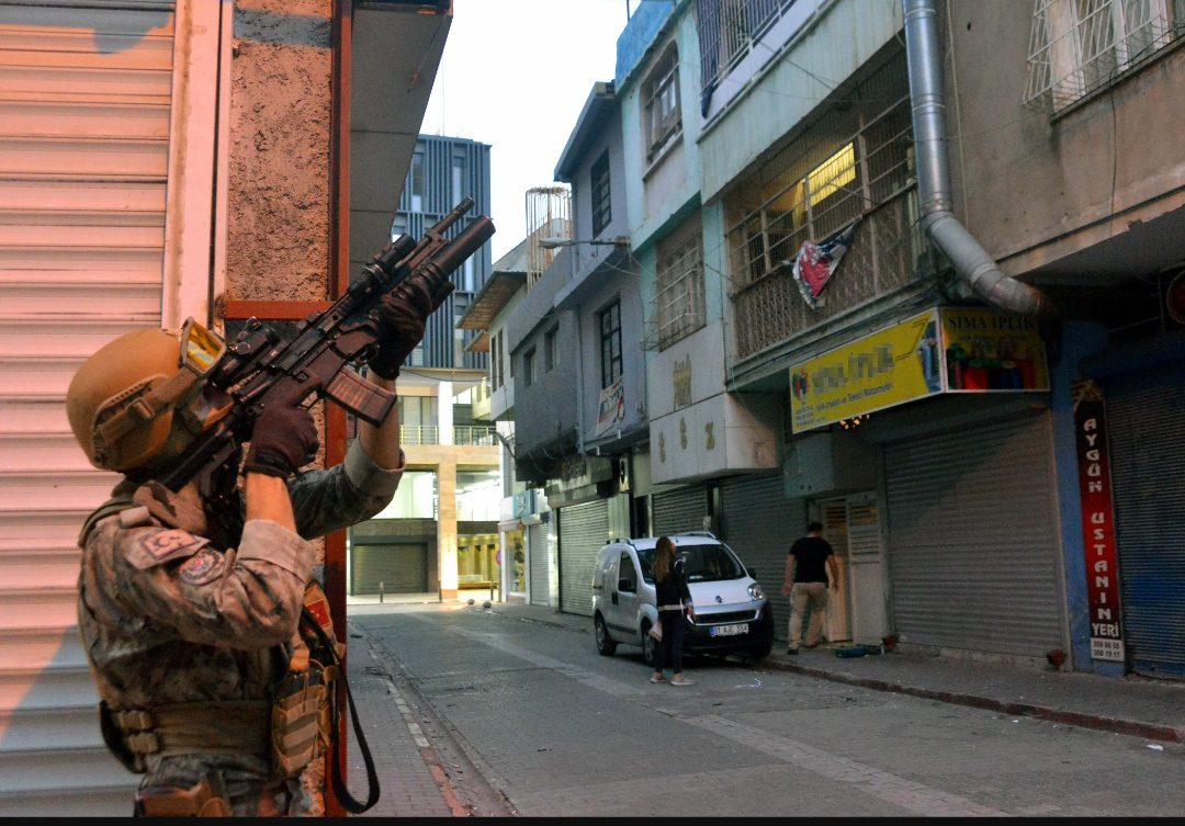 Uyuşturucu Tacirlerine Operasyon: 8 Gözaltı! Uyuşturucu Tacirlerine Operasyon: 8 Gözaltı!