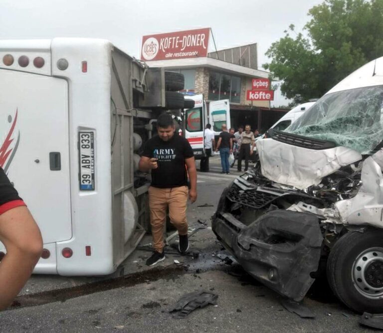 İşçileri Taşıyan Servisler Çarpıştı: 11 yaralı