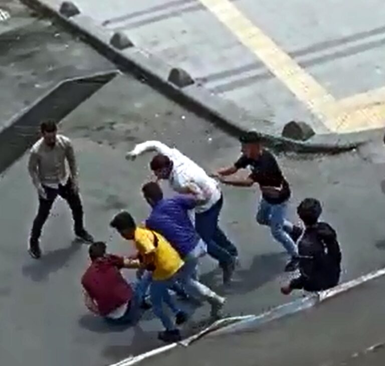 Cumhurbaşkanı ve Çevredekilere Hakaret Eden 2 Kişiye Meydan Dayağı Atıldı!