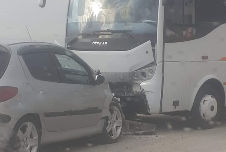 Otomobil ve İşçi Servisi Çarpıştı: 2 Yaralı