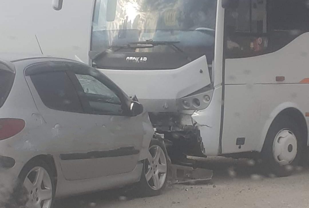 Otomobil ve İşçi Servisi Çarpıştı: 2 Yaralı Otomobil ve İşçi Servisi Çarpıştı: 2 Yaralı