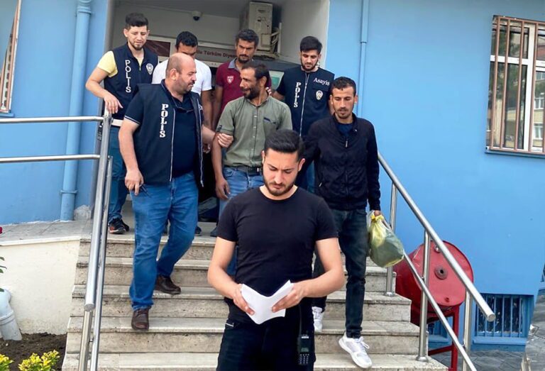Aranması Bulunan 4 Kişi Yakalandı