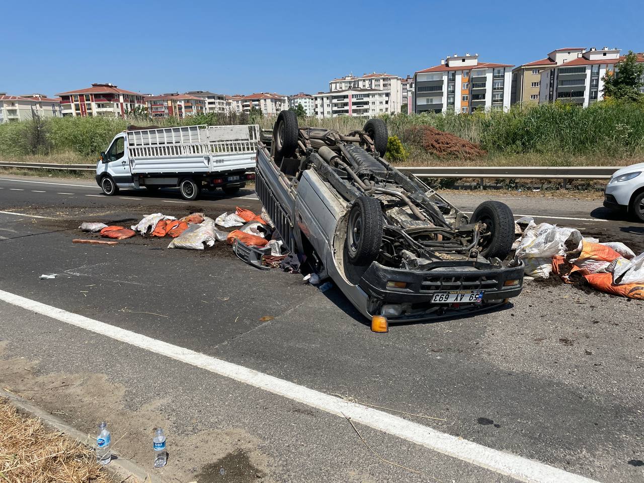 Freni Boşalan Kamyonet Takla Attı: 3 Yaralı! Freni Boşalan Kamyonet Takla Attı: 3 Yaralı!