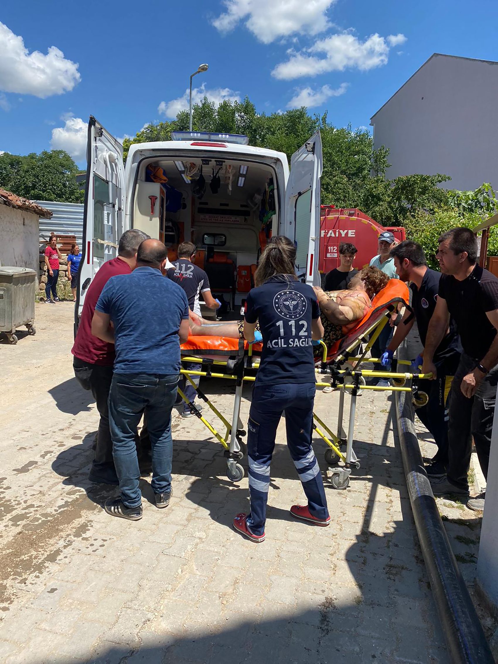 Annesini ve Evi Benzin Dökerek Yaktı: Yaşlı Kadın Ölümden Son Anda Kurtarıldı Annesini ve Evi Benzin Dökerek Yaktı: Yaşlı Kadın Ölümden Son Anda Kurtarıldı