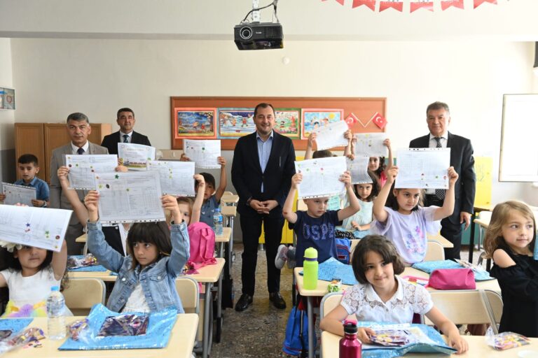 Başkan Yüksel öğrencilerin karne sevincine ortak oldu