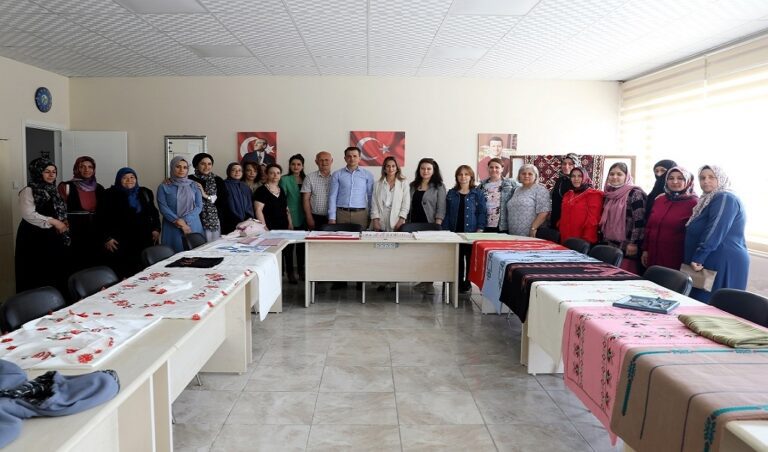 ÇERKEZKÖY İLÇESİ’NDE AÇILAN TEMEK KURSLARI İÇİN YIL SONU SERGİSİ DÜZENLENDİ