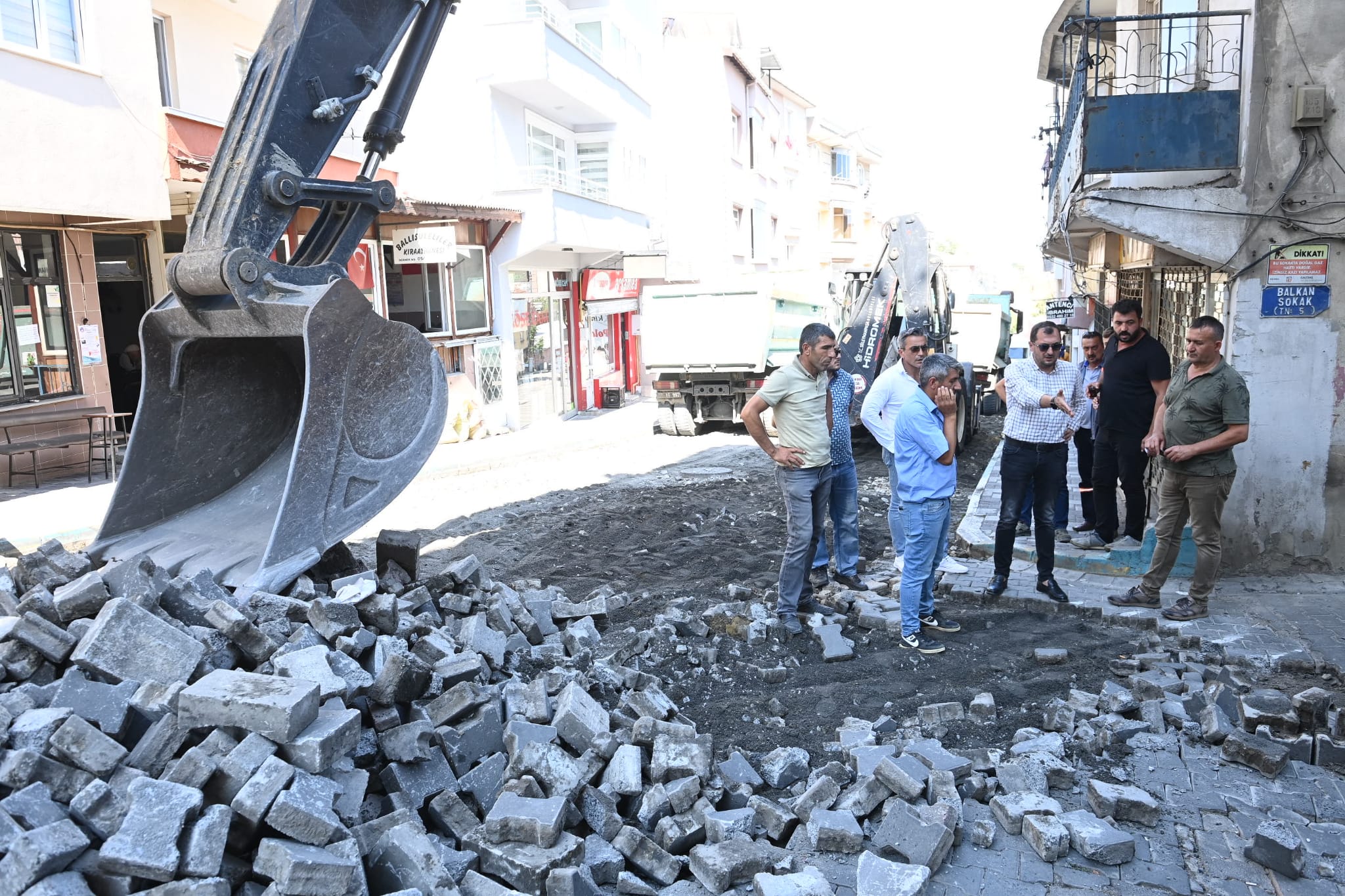 Çınarlı Caddesi sil baştan yenileniyor Çınarlı Caddesi sil baştan yenileniyor