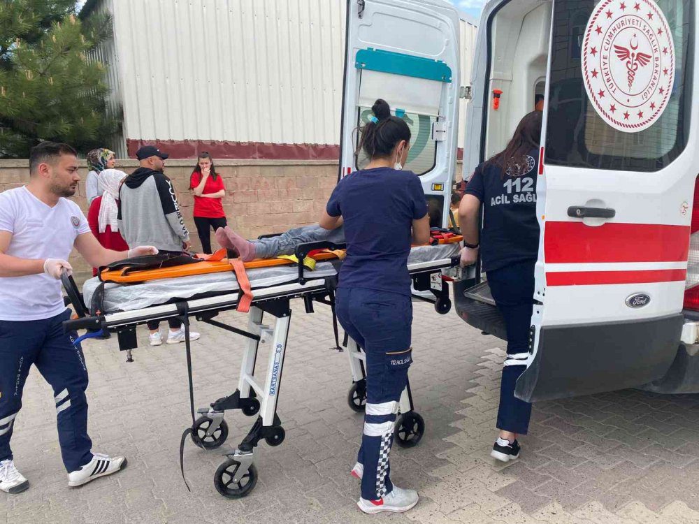 Aniden Yola Fırlayan Çocuğa Araba Çarptı! Aniden Yola Fırlayan Çocuğa Araba Çarptı!