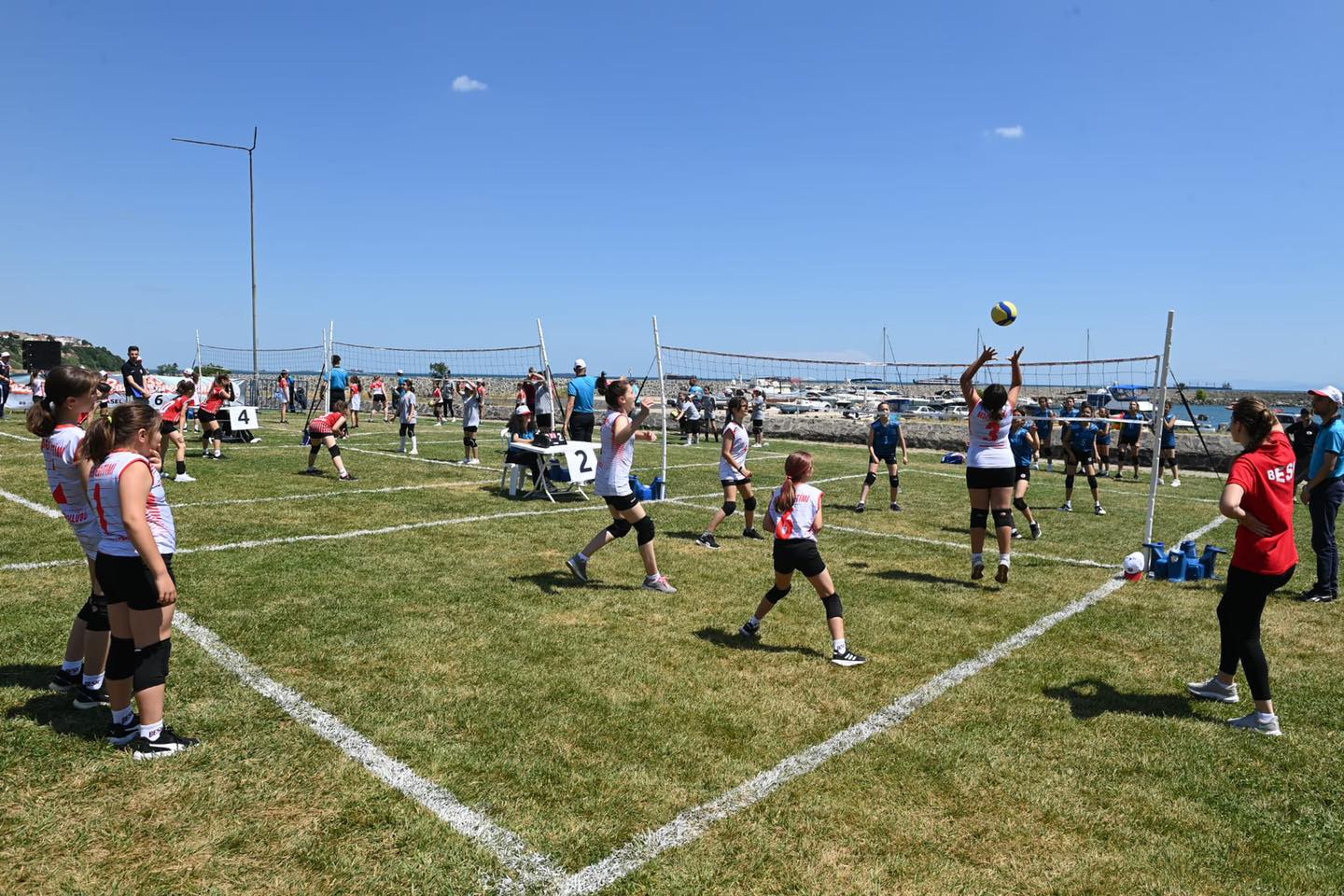 Mini Voleybol Şenliği ile 450 voleybolcu genç eğlence dolu anlar yaşadı Mini Voleybol Şenliği ile 450 voleybolcu genç eğlence dolu anlar yaşadı