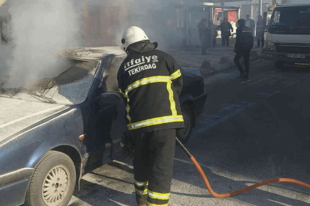Motor Kısmından Çıkan Yangın Aracı Alev Topuna Döndürdü! Motor Kısmından Çıkan Yangın Aracı Alev Topuna Döndürdü!