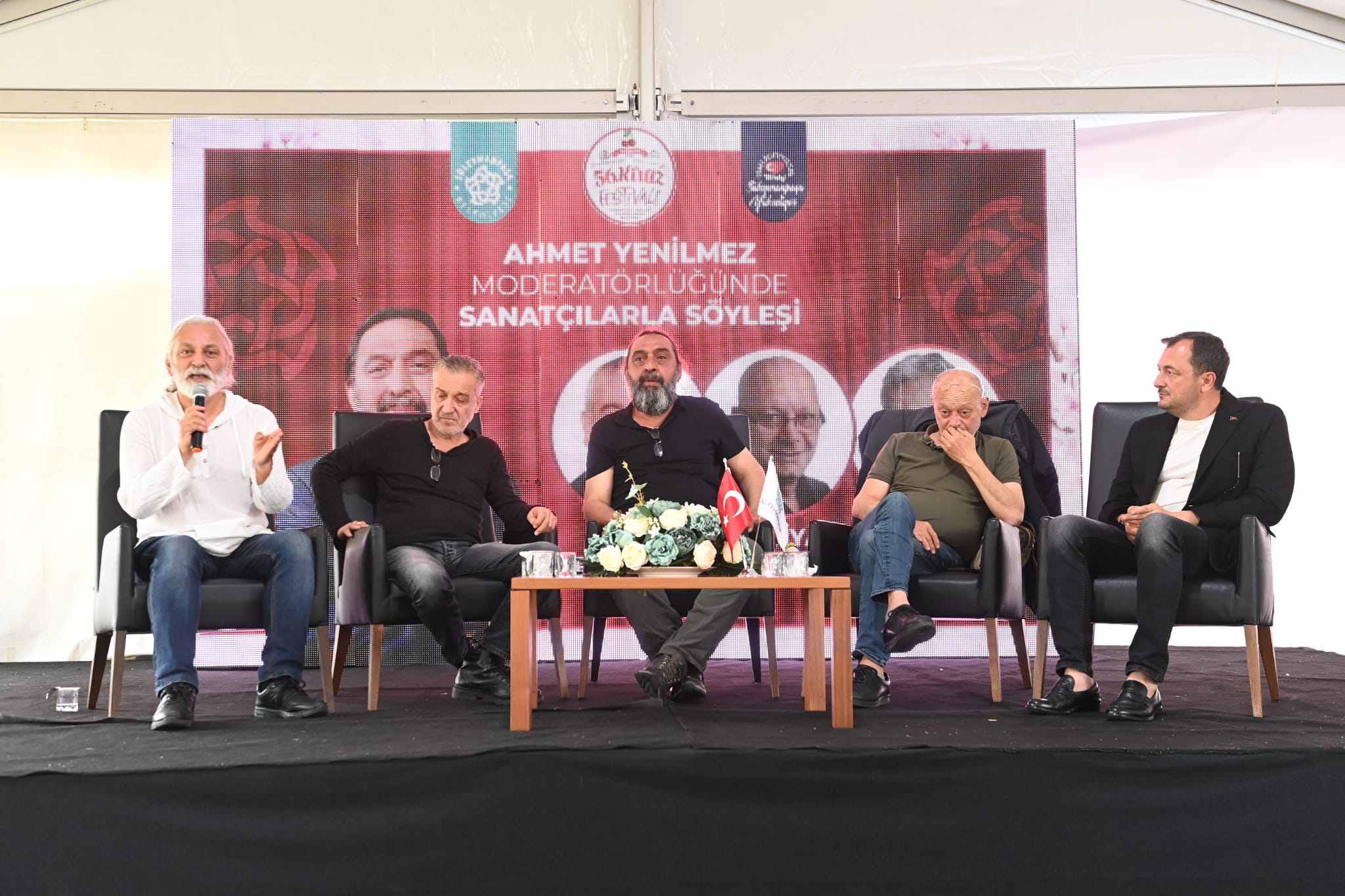 Usta tiyatrocular Kültür Çadırında sanatseverlerle bir araya geldi Usta tiyatrocular Kültür Çadırında sanatseverlerle bir araya geldi