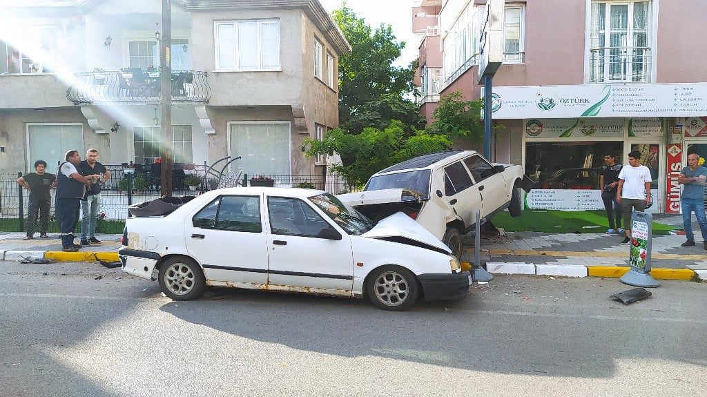 Park Halinde Ki Araca Çarptı: 1 Yaralı Park Halinde Ki Araca Çarptı: 1 Yaralı