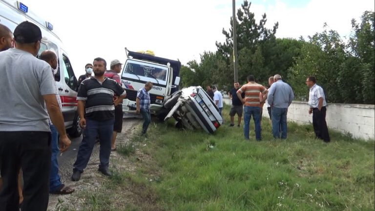 Kamyon İle Araç Çarpıştı: 4 Yaralı