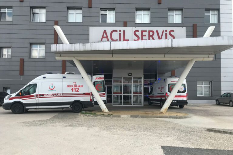 Minibüs Duvara Çarptı: 4 Yaralı