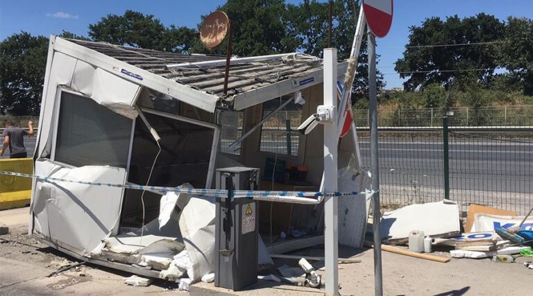 Otobüsün Açık Kalan Bagaj Kapısı Konrol Kulübesine Çarptı
