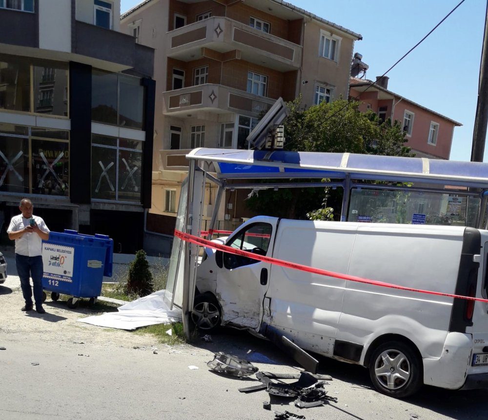 Trafik Kazasında 3 Kişi Yaralandı! Trafik Kazasında 3 Kişi Yaralandı!