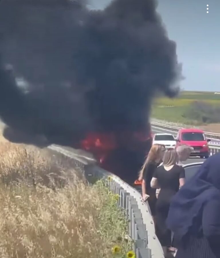 Seyir Halindeki Otomobil Alev Alev Yandı