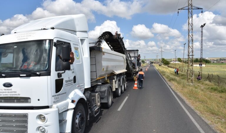Büyükşehir Yol Bakım ve Onarım Çalışmalarına Devam Ediyor