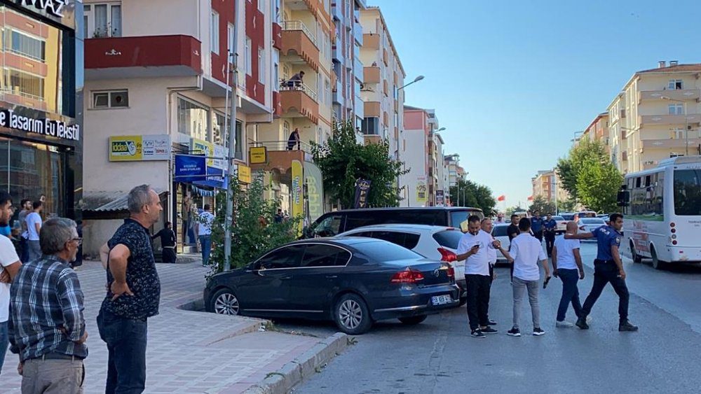 2 Grup Arasında Silahlı Kavga: 1 Yaralı 4 Gözaltı 2 Grup Arasında Silahlı Kavga: 1 Yaralı 4 Gözaltı