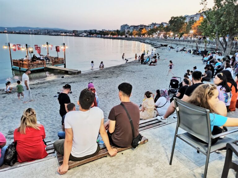 Deniz kenarında canlı müzik eşliğinde çay keyfi Vagon Kafe ile mümkün