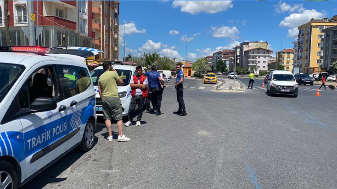 Yola Fırlayan Çocuğa Kamyonet Çarptı! Yola Fırlayan Çocuğa Kamyonet Çarptı!
