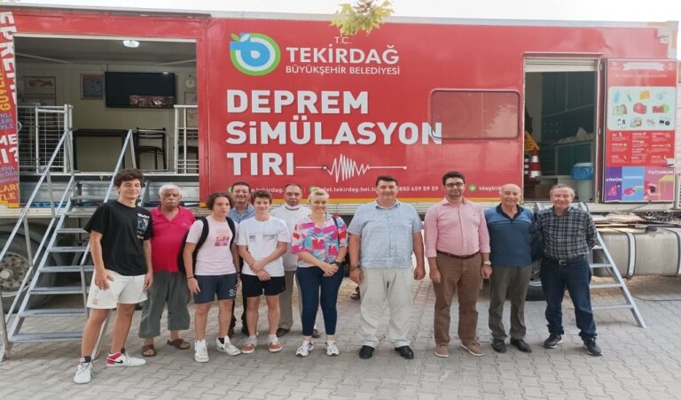 17 Ağustos Depreminin Yıldönümünde Deprem Simülasyon Tırı İle Vatandaşlara Uygulamalı Eğitim Verildi