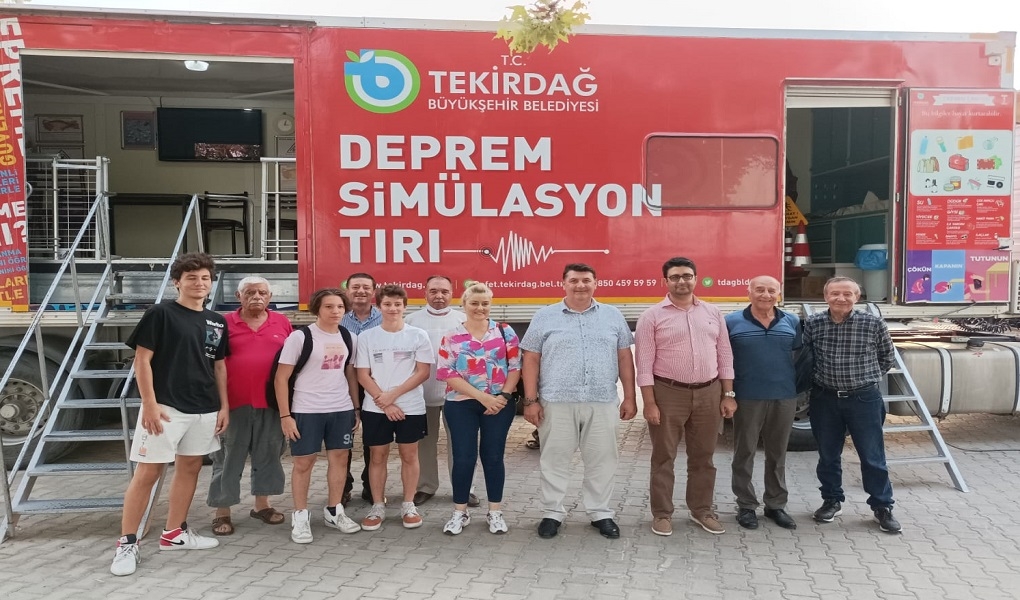 17 Ağustos Depreminin Yıldönümünde Deprem Simülasyon Tırı İle Vatandaşlara Uygulamalı Eğitim Verildi 17 Ağustos Depreminin Yıldönümünde Deprem Simülasyon Tırı İle Vatandaşlara Uygulamalı Eğitim Verildi