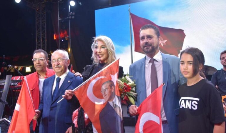 30 AĞUSTOS ZAFER BAYRAMINDA ŞARKÖY’DE HANDE YENER RÜZGARI ESTİ