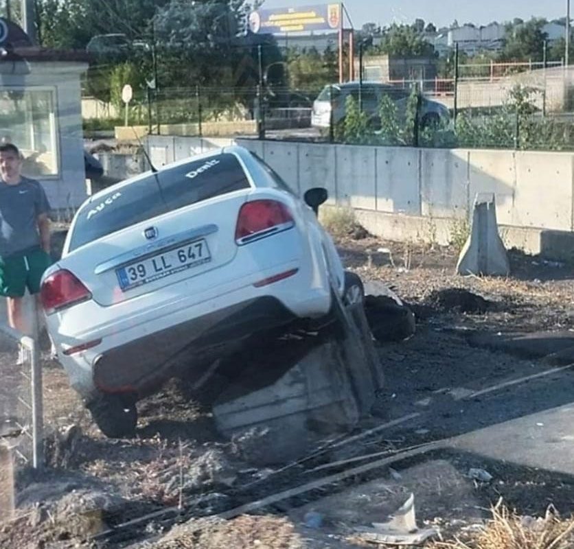 2 Otomobil Çarpıştı: 1 Yaralı! 2 Otomobil Çarpıştı: 1 Yaralı!