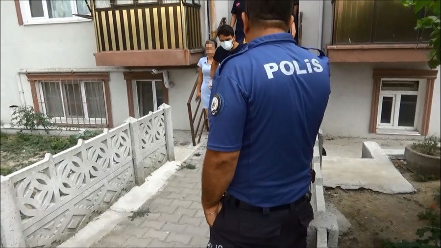 Genç Kız Bileklerini Keserek İntihara Teşebbüs Etti! Genç Kız Bileklerini Keserek İntihara Teşebbüs Etti!