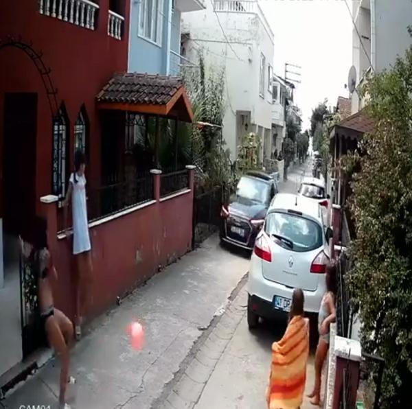 Çocuklar Ölümden Döndü! Dar Sokakta Otomobiliyle Hız Yaptı