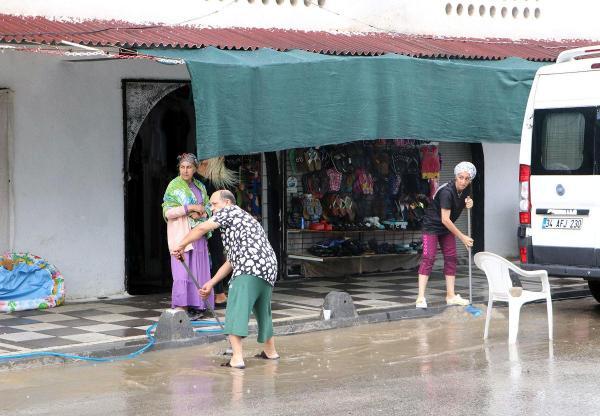 Tekirdağ’da Sağanak; Ev Ve İş Yerlerini Su Bastı