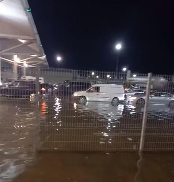 Kapıkule’de, sağanakta araçlar su içinde kaldı