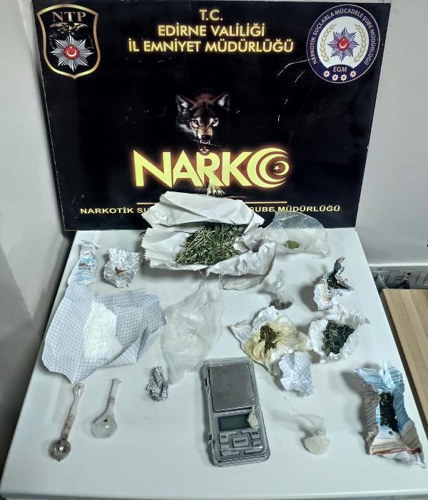Edirne’de polis kayıp çocuk ararken, uyuşturucu ele geçirdi Edirne’de polis kayıp çocuk ararken, uyuşturucu ele geçirdi