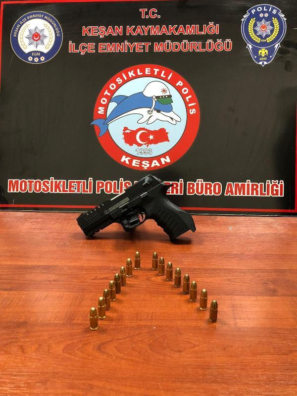 Polisin durdurduğu araçta silahla yakalandı Polisin durdurduğu araçta silahla yakalandı