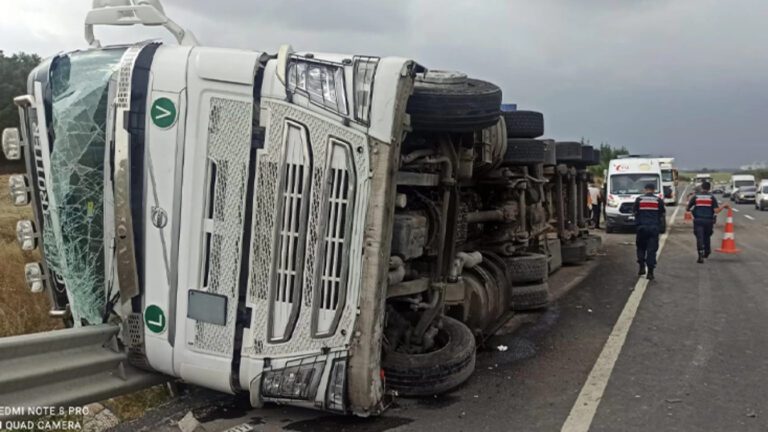 Çamaşır Makinesi Yüklü Tır Devrildi: 1 Yaralı